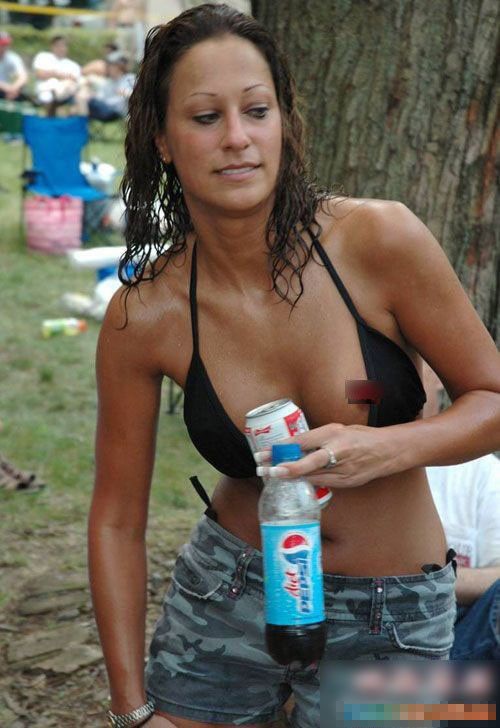 疯癫的酒醉女人袒胸露乳斗艳图集(组图)