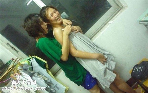搜集女生宿舍里的疯狂行为(组图)